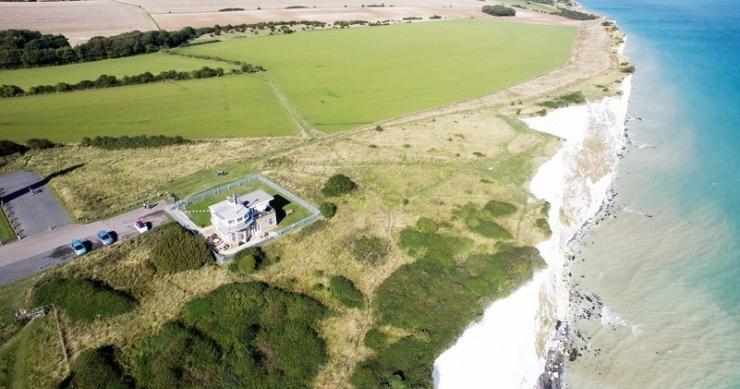 Estas casas de lujo situadas en acantilados tienen vistas al infinito... y una está en España