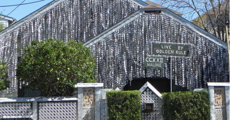 Una casa decorada con miles de latas de cerveza