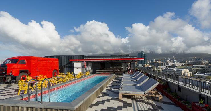 Piscina y foodtruck