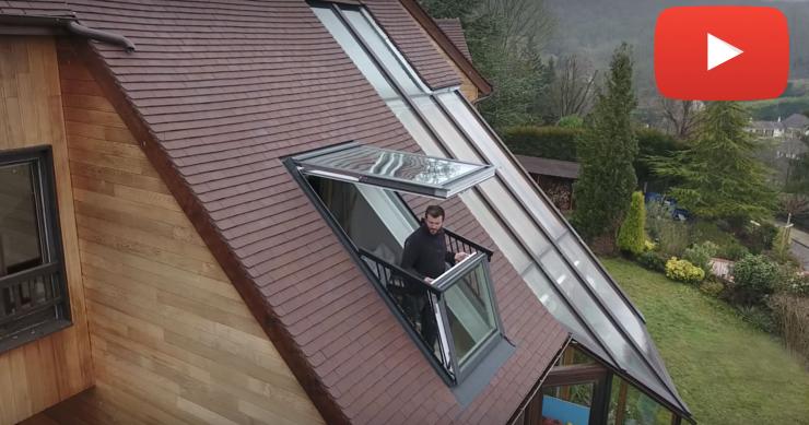 La solución a una vivienda sin terraza: una ventana que se convierte en balcón