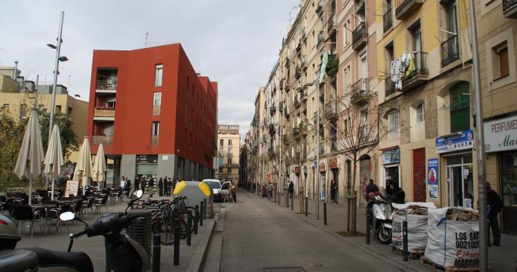 El Ayuntamiento de Barcelona tendrá prioridad para comprar 47 fincas en el Raval 