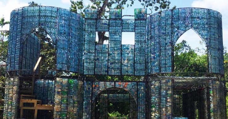 De botellas a tubos de hormigón: 10 casas hechas con los materiales reciclados más sorprendentes