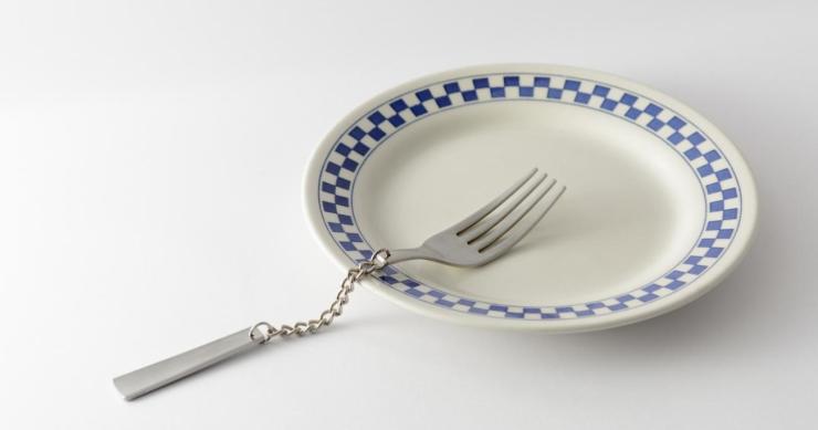 Del tenedor fofo a la silla ahuevada: muebles surrealistas que harían inhabitable tu hogar