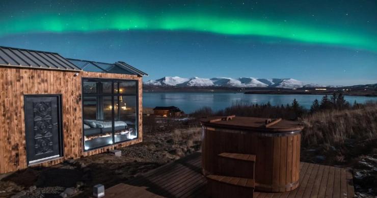 El cristal lega desde el suelo al techo