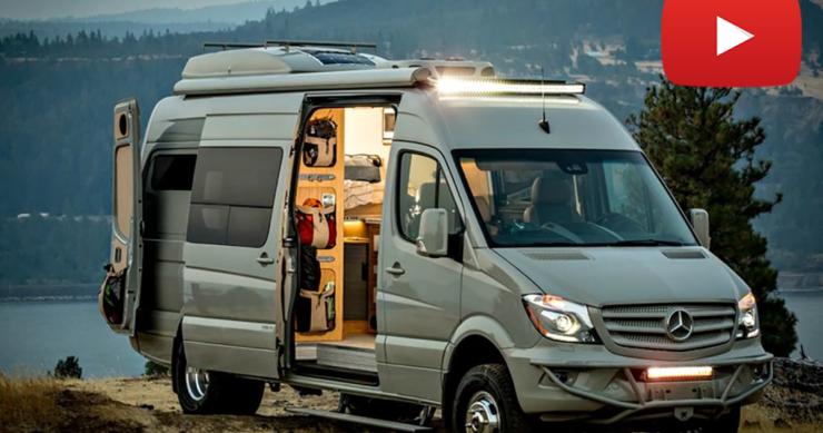 Una furgoneta convertida en una casa autosuficiente para seis personas