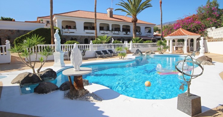 It is 5 minutes' walk to the nearest 9-hole golf course (Adeje, Tenerife)