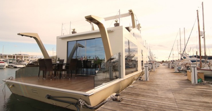 La péniche a deux chambres à coucher de suite, deux autres chambres à coucher et deux salles de bain.