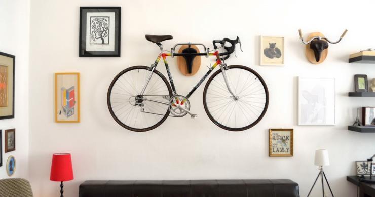 Colgada del techo o bajo las escaleras: 10 formas de integrar la bici en la decoración de tu casa