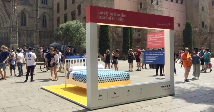 Barcelona pide a Airbnb retirar 2.577 pisos 'ilegales': cómo afecta a plataforma y propietario