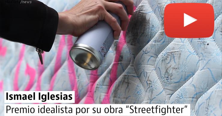 Ismael Iglesias, el artista que usa colchones abandonados para hacer denuncias sociales