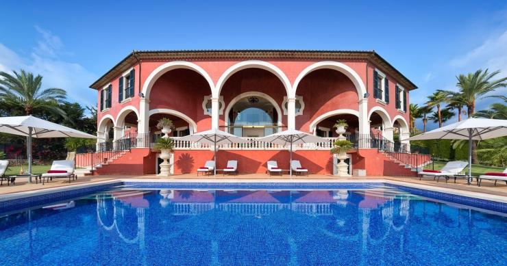 La exclusiva casa de verano de Adolfo Suárez en Mallorca, a la venta por 13 millones 