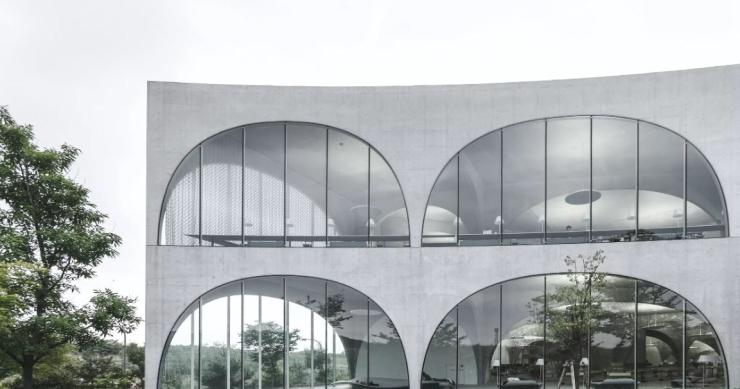 Pasea entre los arcos de la Hachioji, una de las bibliotecas más impresionantes del mundo