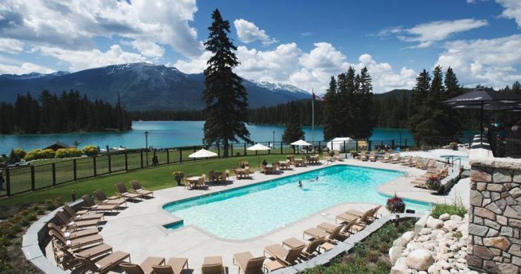 Una piscina con vistas