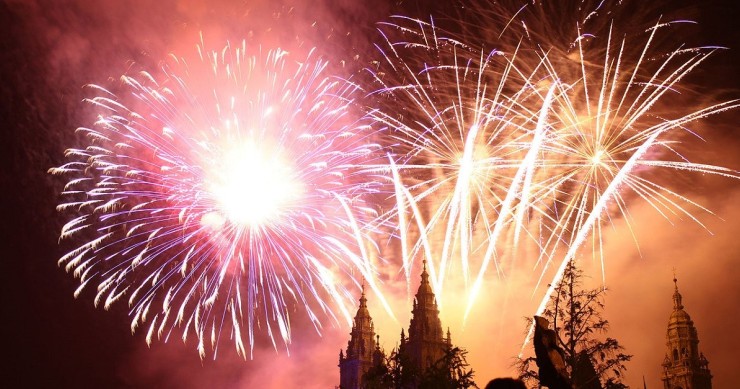 Fireworks over the cathedral in the fiestas of Saint James in Santiago de Compostela / Wikimedia