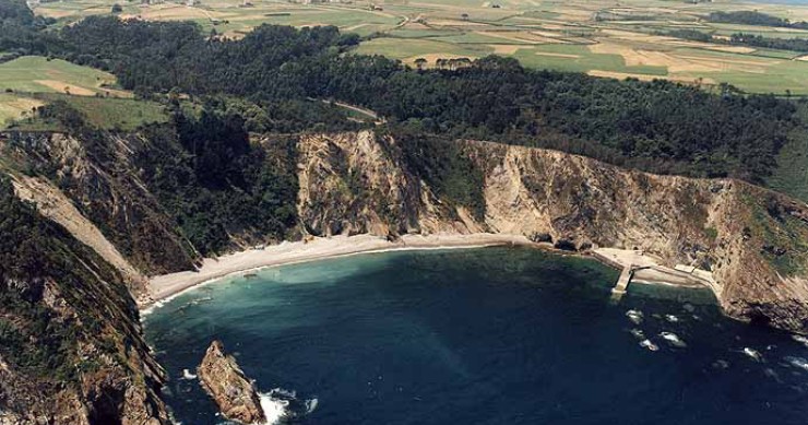 Playa El Castrillón, Cudillero, Asturias / Fuente: mapama.gob.es