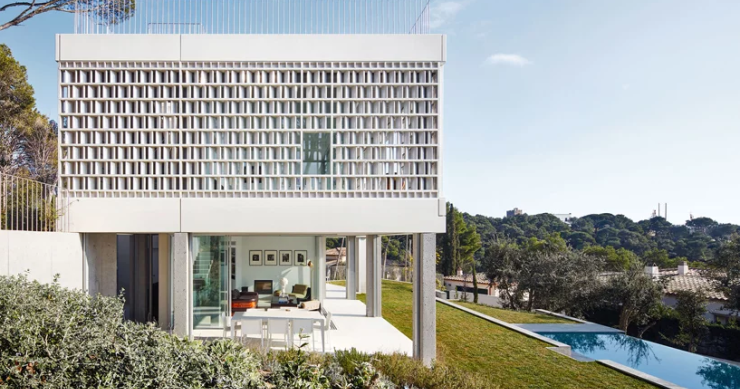 Una preciosa casa de Barcelona totalmente revestida de celosía