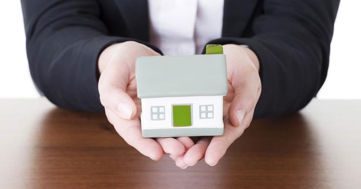Donar o vender una casa a un familiar si eres deudor de Hacienda, una operación de riesgo 
