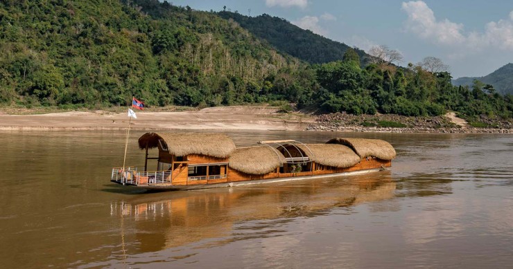 Humilde por fuera, lujoso por dentro: así es 'Gitano', el barco que surca el río Mekong