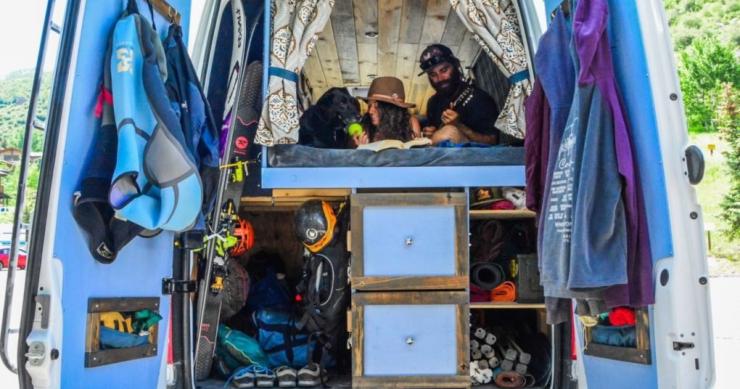 La camioneta es una Mercedes Sprinter