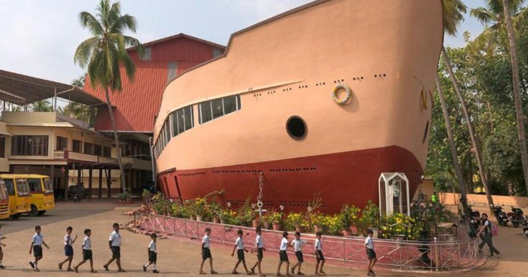 Iglesia Santa Teresa con forma de barco