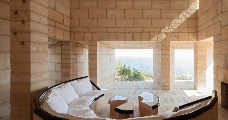 Un único sofá para el salón