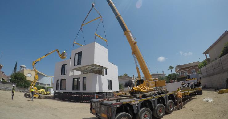 Casas que se construyen como coches: llega la fabricación de chalets en la mitad de tiempo