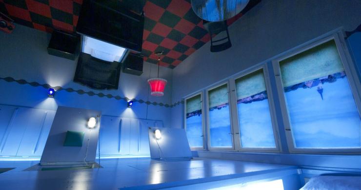 Una habitación boca abajo o jaulas para leones, así es el hotel más extraño del mundo