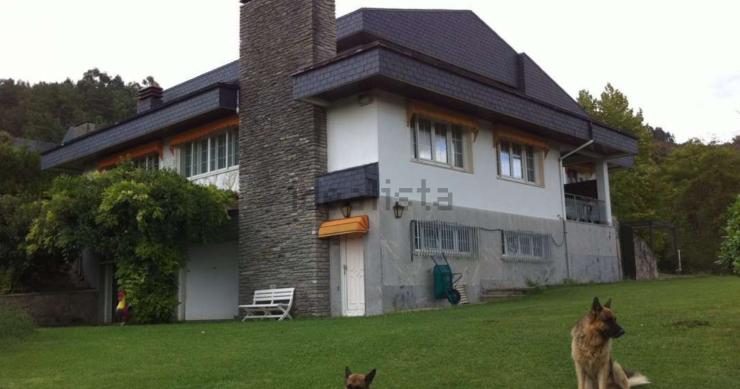 Así es la casa en venta colindante al chalet de lujo que 'oculta' la ministra Celaá