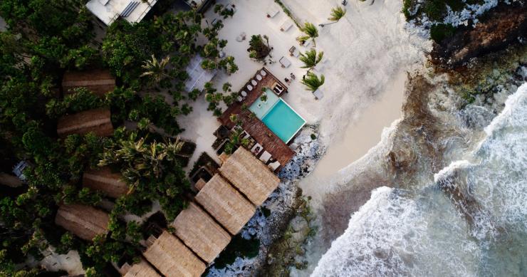 Las habitaciones de este hotel están en plena selva y su piscina, en el mar Caribe