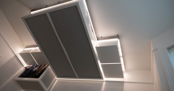 La ingeniosa fórmula para ganar espacio en casa: colocar los muebles y la cama en el techo