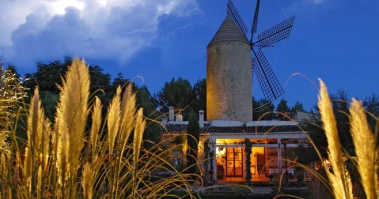 Deze traditionele windmolen op Majorca is nu een prachtige woning