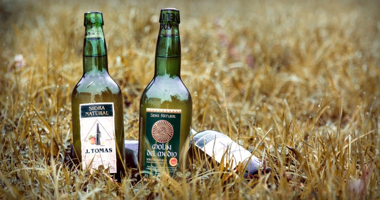Try the traditionally made Spanish cider, different from anywhere else in the world Say 'cheers!' to a bottle of Spanish cider / flickr.com/photos/fvk_imagen/