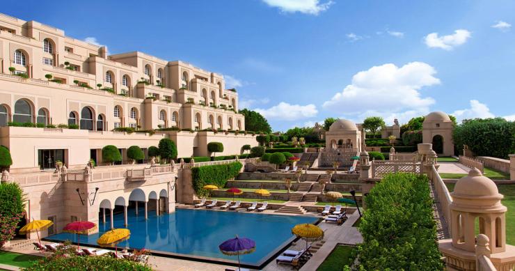 Un espectacular hotel frente al Taj Mahal y que recuerda a los Jardines Colgantes de Babilonia