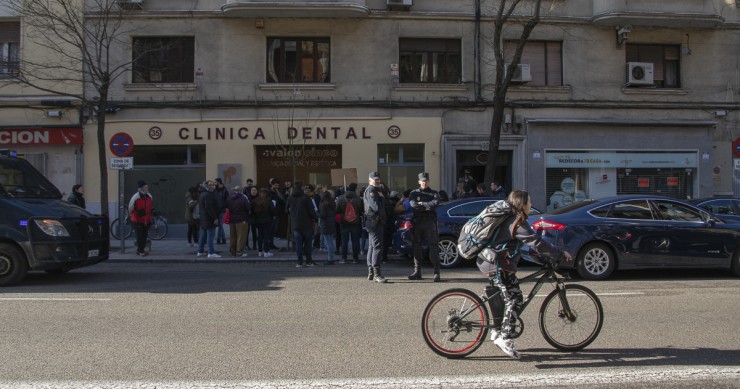 Manifestación ante la sede del PSOE en Madrid para reclamar control de precios del alquiler