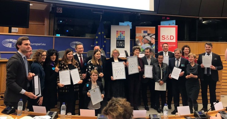 Colau pide a Bruselas que la vivienda sea una prioridad para las instituciones comunitarias