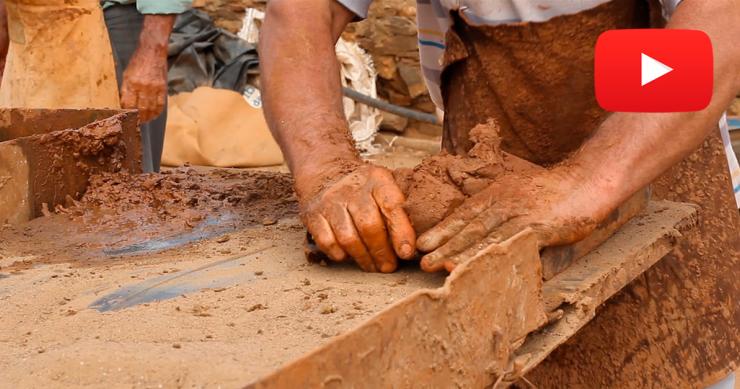 Oficios en peligro de extinción: visitamos a Carlos, el último tejero de España