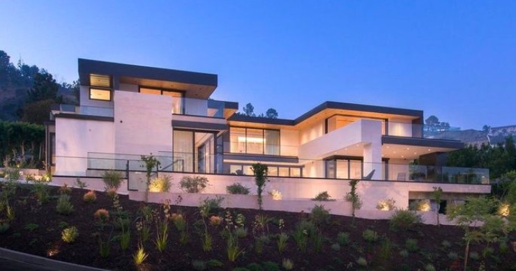 Se vende una mansión con un increíble estanque con tiburones, pero no es como te imaginas