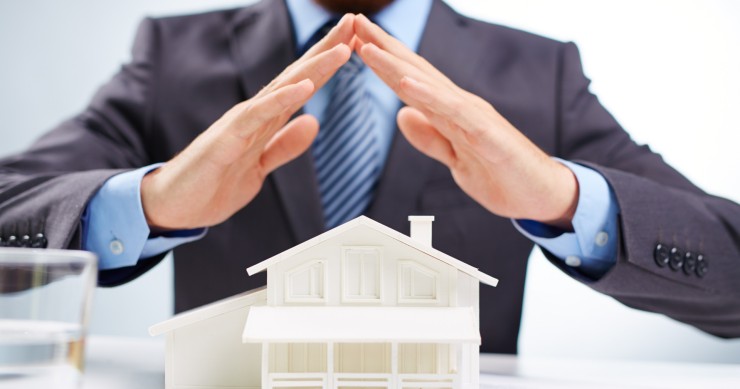 Hombre, 50 años y con estudios superiores: el perfil del vendedor de vivienda en España