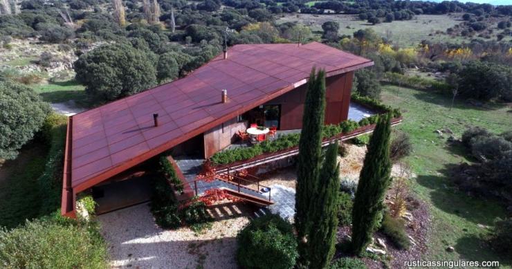 Una casa de diseño con molino de agua en la orilla del río Tormes 