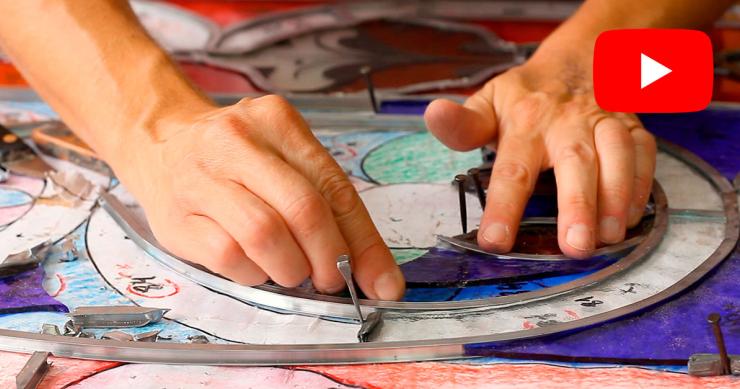 Oficios en peligro de extinción: Puri, la última vidriera que queda en Salamanca