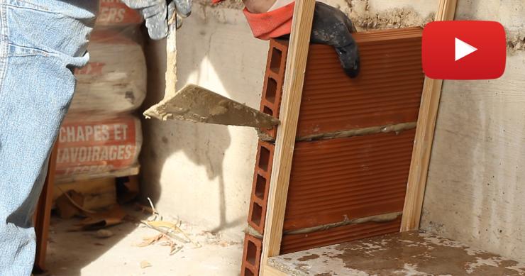 Jordi, uno de los pocos albañiles que levanta bóvedas catalanas