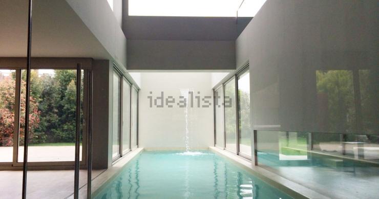 Una espectacular mansión con piscina y cascada en su interior... y está en Barcelona