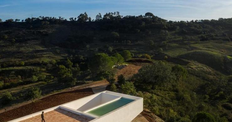 Una increíble casa en el Algarve con la piscina en el tejado... y suspendida en el aire