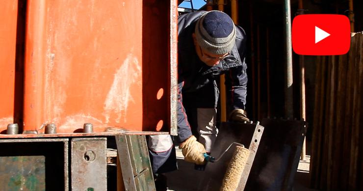 Mario, artesano del encofrado, la base para la construcción de una vivienda
