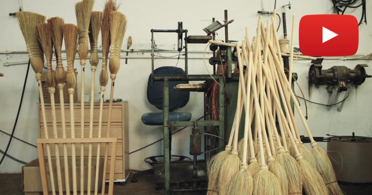 Miguel, el último fabricante de escobas de mijo artesanales