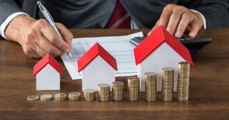 El euríbor vuelve a caer en abril, pero no afecta a las hipotecas: las cuotas seguirán subiendo 