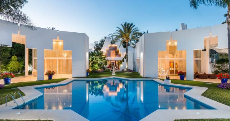 Art decó, esculturas y sofisticación frente al mar en esta villa de Marbella