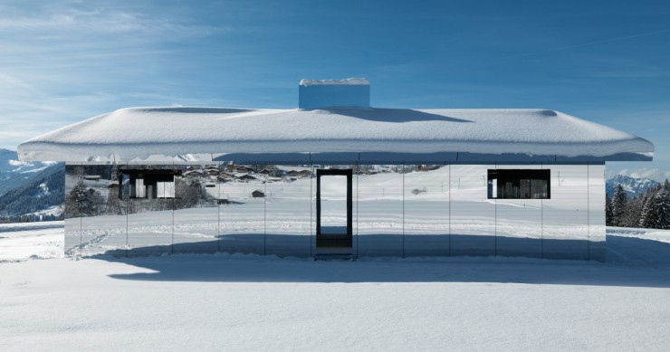 La casa espejo, el perfecto camuflaje en las montañas de Suiza