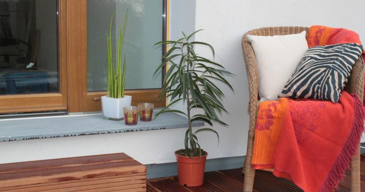 Qué conviene más en una terraza: poner toldos o cerrarla 