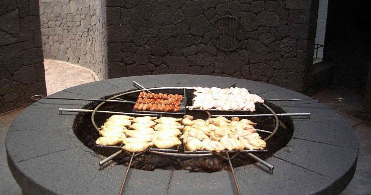 Restaurant du volcan de Lanzarote, Espagne Le "grill Vulkan", cuisine avec la chaleur du volcan dans le parc national de Lanzarote / Wikipédia